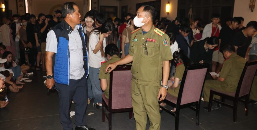 ເຈົ້າໜ້າທີ່ ມ້າງແກ້ງຄໍເຊັນເຕີ ຢູ່ເຂດເສດຖະກິດພິເສດສາມຫລຽມຄຳ ທັງໝົດ 771 ຄົນ ມີສັນຊາດລາວ 275 ຄົນ ເຈົ້າໜ້າທີ່ ມ້າງແກ້ງຄໍເຊັນເຕີ ຢູ່ເຂດເສດຖະກິດພິເສດສາມຫລຽມຄຳ ທັງໝົດ 771 ຄົນ ມີສັນຊາດລາວ 275 ຄົນ