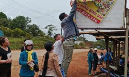 ເມືອງດາກຈຶງ ຮື້ຖອນປ້າຍບໍ່ຖືກຕ້ອງລະບຽບ ພ້ອມສຶກສາອົບຮົມເຈົ້າຂອງປ້າຍຮ້ານຄ້າ