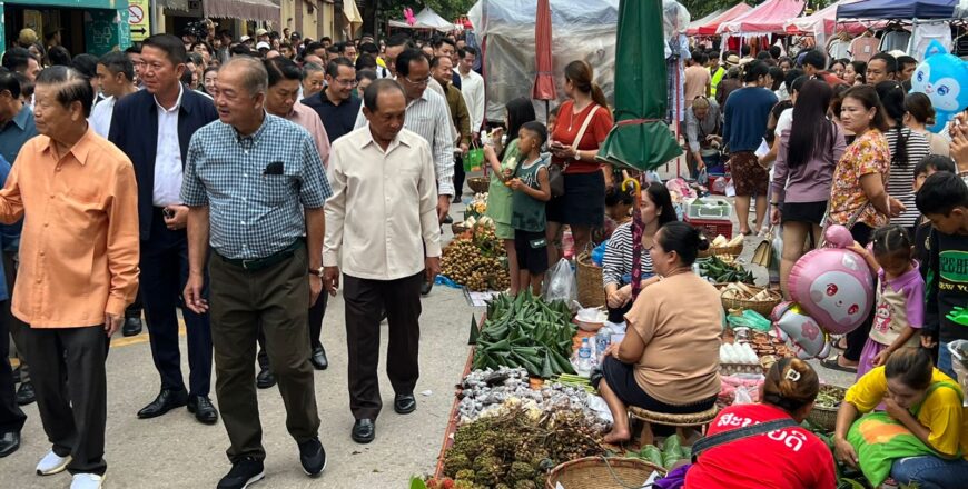 ນະຄອນຫລວງພະບາງ ເປີດງານໂລະລາດໃນງານບຸນຫໍ່ເຂົ້າປະດັບດິນ ມີຜູ້ເຂົ້າຮ່ວມຢ່າງຄຶກຄື້ນ