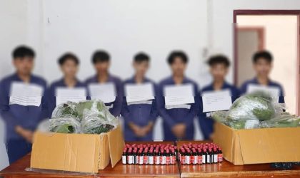 ກັກຕົວໄວໜຸ່ມຊື້ຂາຍໃບກະທ່ອມ 7 ຄົນ ພ້ອມທັງຢຶດຂອງກາງໃບກະທ່ອມ 28 ກິໂລກຣາມ ມາສຶກສາອົບຮົມ