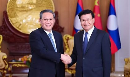 ນາຍົກລັດຖະມົນຕີ ສປ ຈີນ ພົບປະກັບ ທ່ານ ທອງລຸນ ສີສຸລິດ ປະທານປະເທດແຫ່ງ ສປປ ລາວ