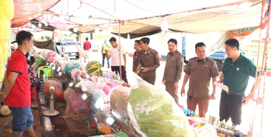 ເຈົ້າໜ້າທີ່ກວດກາການຄ້າ ແຂວງຈຳປາສັກ ລົງກວດກາສິນຄ້າທີ່ວາງຂາຍຢູ່ບຸນອອກພັນສາ ແລະ ຊ່ວງເຮືອປະເພນີ 2024 ຢູ່ນະຄອນປາກເຊ