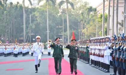 ລັດຖະມົນຕີກະຊວງປ້ອງກັນປະເທດ ສປປ ລາວ ເດີນທາງຢ້ຽມຢາມ ສສ ຫວຽດນາມ