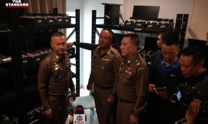 ຕໍາຫລວດບຸກຖານທີ່ຕັ້ງ ແກັງຄໍເຊັນເຕີຊາວຈີນ ເຂດລັດຊະດາ-ຫ້ວຍຂວາງ ຢຶດອຸປະກອນ SIM Box 300 ເຄື່ອງ ຊິມ 2 ແສນຊິມ