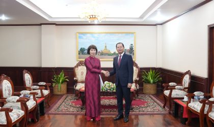 ຮອງລັດຖະມົນຕີກະຊວງການຕ່າງປະເທດ ຕ້ອນຮັບການເຂົ້້າຢ້ຽມຂໍ່ານັບ ແລະ ຍື່ນໜັງສືແຕ່ງຕັ້ງຂອງ ກົງສຸນໃຫຍ່ ແຫ່ງ ສສ ຫວຽດນາມ ປະຈໍາ ແຂວງຈໍາປາສັກ ຄົນໃໝ່