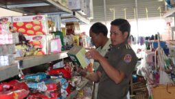 ເຈົ້າໜ້າທີ່ການຄ້າເມືອງປາກກະດິງ ລົງກວດກາສິນຄ້າເຊື່ອມຄຸນນະພາບ ຕາມຫາງສຽງສັງຄົມ ພົບເຫັນສິນຄ້າໝົດອາຍຸຫລາຍລາຍການ