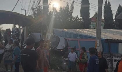 ລົດເກັງພຸ່ງຕຳເດັກນ້ອຍແລະຕຳຫລວດ ທີ່ກຳລັງຍ່າງຂ້າມທາງ ມີຜູ້ໄດ້ຮັບບາດເຈັບ 10 ຄົນ ຢູ່ປະເທດໄທ