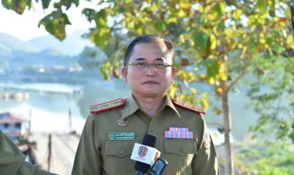 ເຈົ້າໜ້າທີ່ ປະຈຳດ່ານ ຕມ ສາກົນບ້ານວັງ ສາມາດຢືດຢາເສບຕິດໄດ້ ຢາບ້າ 1,796,165 ເມັດ, ຄໍລາເຈນ 185 ຊອງ, ປືນ 1 ກະບອກ ແລະ ລູກປືນ