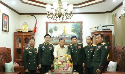 ຄະນະນໍາກະຊວງປ້ອງກັນປະເທດ ອວຍພອນ ສະຫາຍ ບຸນຍັງ ວໍລະຈິດ