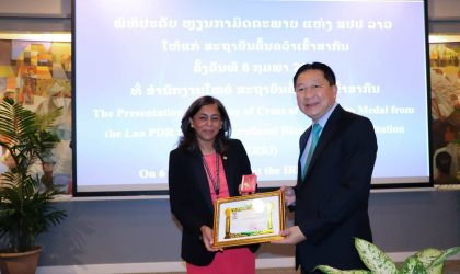 ປະດັບຫລຽນກາມິດຕະພາບ ໃຫ້ແກ່ສະຖາບັນຄົ້ນຄວ້າເຂົ້າສາກົນ ທີ່ມີຜົນງານດີເດັ່ນ ໃນການຄົ້ນຄວ້າທົດລອງດ້ານແນວພັນເຂົ້າ ທີ່ມີຄຸນນະພາບ  ແລະ ແນວພັນໃໝ່ ຂອງ ສປປ ລາວ
