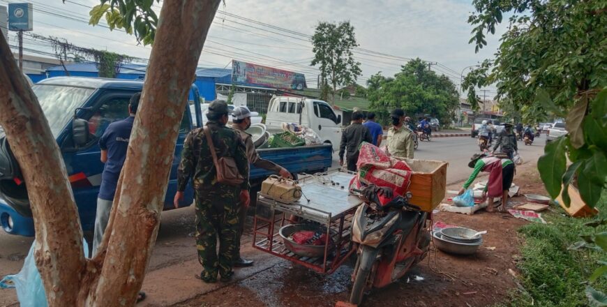 ຕັ້ງຮ້ານຕາມທາງຍ່າງ ວາງຂາຍສິນຄ້າຕາມແຄມທາງ ອາດພາໃຫ້ເກີດອຸປະຕິເຫດໄດ້