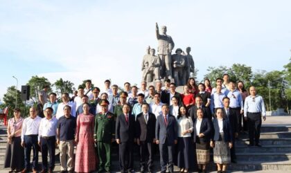 ສະເຫຼີມສະຫຼອງວັນເກີດຂອງປະທານໂຮ່ຈິມິນ ຄົບຮອບ 135 ປີ