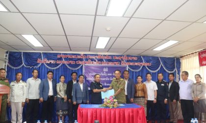 ມອບ-ຮັບໜ້າທີ່ດ່ານສາກົນຂົວມິດຕະພາບ 3 ແຂວງຄໍາມ່ວນ ທ່ານ ພັອ ບຸນປະດິດ ວົງພູທອນ (ຜູ້ເກົ່າ) ແລະ ທ່ານ ບຸນທະນົງສັກ ເທບພະລັກ ຮັກສາການ (ຜູ້ໃໝ່)