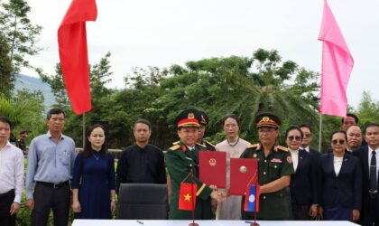 ມອບ-ສົ່ງອັດຖິທະຫານອາສະໝັກ ແລະ ຊ່ຽວຊານ ຫວຽດນາມ 12 ອັດຖິກັບຄືນປະເທດ