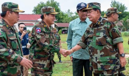 ທ່ານ ຮຸນ ເຊນ ລົງພື້ນທີ່ຢ້ຽມຢາມກໍາລັງພົນຊາຍແດນ ກໍາປູເຈຍ-ໄທ ປະກາດຮັບຕໍາແໜ່ງຜູ້ບັນຊາການທະຫານສູງສຸດອາວຸໂສ