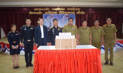 ມອບ-ຮັບ ຫໍຄອຍເຝົ້າລະວັງ ການລັກລອບຂົນສົ່ງຄ້າຂາຍຢາເສບຕິດທາງບົກ ແລະ ທາງນໍ້າ ລາວ – ໄທ ທີ່ເມືອງປາກທາ ແຂວງບໍ່ແກ້ວ