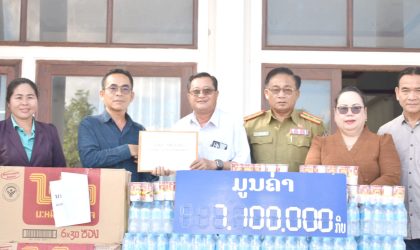 ນະຄອນໄກສອນພົມວິຫານ ມອບເຄື່ອງຊ່ວຍເຫຼືອໃຫ້ເມືອງສອງຄອນ ທີ່ປະສົບໄພນ້ຳຖ້ວມ