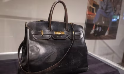 ກະເປົ໋າ Hermès Birkin ໃບທຳອິດຂອງໂລກ ຖືກປະມູນຂາຍໃນລາຄາ 8.58 ລ້ານຢູໂຣ ພາຍໃນເວລາ 10 ນາທີ