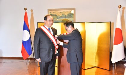 ຍີ່ປຸ່ນປະດັບຫລຽນກຽດຕິຄຸນ ອາທິດອຸໄທ ຊັ້ນ 1 ໃຫ້ ນາຍົກລັດຖະມົນຕີ ແຫ່ງ ສປປ ລາວ