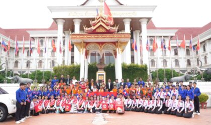 ບັນຍາກາດການຕ້ອນຮັບທັບນັກກິລາ ຢູ 13 ດັບເບິນຢູໄອຈີ ນາຄາ (WIG NAGA ທີ່ເດີນທາງຮອດລາວ ພາຍຫລັງທີ່ຄວ້າແຊ້ມປະຫວັດສາດລະດັບເວທີໂລກ ທີ່ປະເທດໂປຕູເກດ