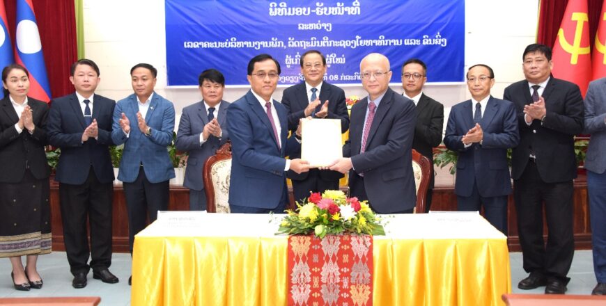 ມອບ-ຮັບໜ້າທີ່ ລັດຖະມົນຕີ ກະຊວງໂຍທາທິການ ແລະ ຂົນສົ່ງ ຜູ້ເກົ່າ-ຜູ້ໃໝ່