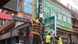 ຮື້ປ້າຍບໍ່ຖືກລະບຽບ ແລະ ມ້າງເທີບເງີບ ກວມທາງສາທາລະນະ ຢູ່ເສັ້ນທາງ T2