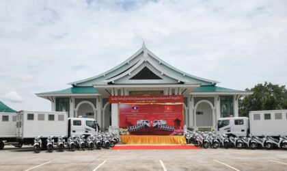 ກະຊວງປ້ອງກັນຄວາມສະຫງົບຫວຽດນາມ ມອບລົດໃຫຍ່ 3 ຄັນ ແລະ ລົດຈັກ 244 ຄັນ ໃຫ້ກະຊວງປ້ອງກັນຄວາມສະຫງົບລາວ