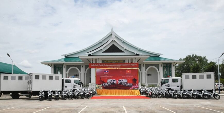 ກະຊວງປ້ອງກັນຄວາມສະຫງົບຫວຽດນາມ ມອບລົດໃຫຍ່ 3 ຄັນ ແລະ ລົດຈັກ 244 ຄັນ ໃຫ້ກະຊວງປ້ອງກັນຄວາມສະຫງົບລາວ