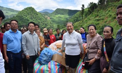 ຮອງປະທານປະເທດ ລົງຊ່ວຍຫລືອປະຊາຊົນ ທີ່ໄດ້ຮັບຜົນກະທົບ ຈາກນ້ຳຖ້ວມຢູ່ບ້ານຫາດບໍ່ ເມືອງໜອງແຮດ
