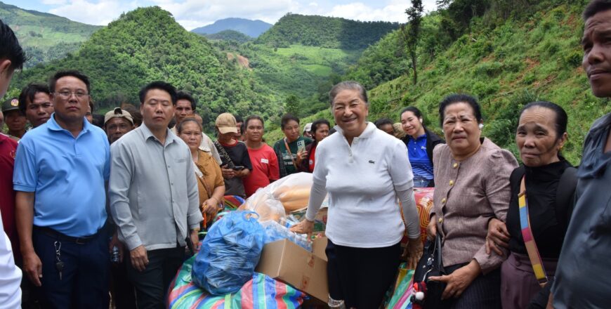 ຮອງປະທານປະເທດ ລົງຊ່ວຍຫລືອປະຊາຊົນ ທີ່ໄດ້ຮັບຜົນກະທົບ ຈາກນ້ຳຖ້ວມຢູ່ບ້ານຫາດບໍ່ ເມືອງໜອງແຮດ