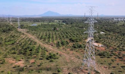 ADB ອະນຸມັດເງິນກູ້ 52 ລ້ານໂດລາ ຊ່ວຍກໍາປູເຈຍຂະຫຍາຍເຄືອຂ່າຍໄຟຟ້າຮອງຮັບພະລັງງານໝູນວຽນ