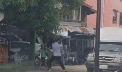 ກັກຕົວ ຊາຍກໍ່ເຫດລົງມືຕີຜູ້ຍິງສະຕິບໍ່ດີ ເປັນຄົນຂັບຂີ່ລົດກ໋ອກໆ ລົງມືຍ້ອນອາລົມຂຶ້ນທີ່ຖືກດຶກກ້ອນຫີນໃສ່ລົດ