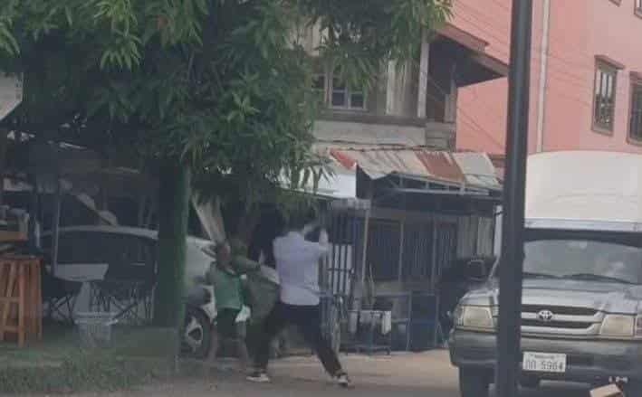 ກັກຕົວ ຊາຍກໍ່ເຫດລົງມືຕີຜູ້ຍິງສະຕິບໍ່ດີ ເປັນຄົນຂັບຂີ່ລົດກ໋ອກໆ ລົງມືຍ້ອນອາລົມຂຶ້ນທີ່ຖືກດຶກກ້ອນຫີນໃສ່ລົດ