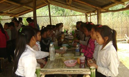 ກະຊວງສຶກສາທິການ ແລະ ກິລາ ຊີ້ແຈງການຈັດຕັ້ງປະຕິບັດໂຄງການອາຫານທ່ຽງໃນໂຮງຮຽນ ຢູ່ ສປປ ລາວ