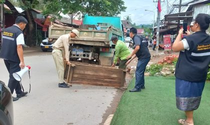 ຫຼວງພະບາງ ເລັ່ງຈັດສັນ ພ້ອມຢຶດປ້າຍຜິດລະບຽບ ແລະ ເຮັດບົດບັນທຶກກັບເຈົ້າຂອງຮ້ານທີ່ລະເມີດ