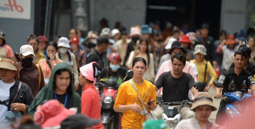 ກໍາປູເຈຍ ປັບຂຶ້ນຄ່າແຮງຂັ້ນຕໍ່າ ສໍາລັບອຸດສາຫະກໍາ ເຄື່ອງນຸ່ງຫົ່ມເປັນ 210 ໂດລາຕໍ່ເດືອນ ເລີ່ມປະຕິບັດໃນປີ 2026 ກໍາປູເຈຍ ປັບຂຶ້ນຄ່າແຮງຂັ້ນຕໍ່າ ສໍາລັບອຸດສາຫະກໍາ ເຄື່ອງນຸ່ງຫົ່ມເປັນ 210 ໂດລາຕໍ່ເດືອນ ເລີ່ມປະຕິບັດໃນປີ 2026