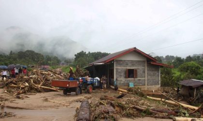 ມີຜູ້ເສຍຊີວິດ 3 ຄົນຈາກຜົນກະທົບຂອງພະຍຸບົວລອຍ ທີ່ບ້ານກໍໄຮ ເມືອງອະນຸວົງ