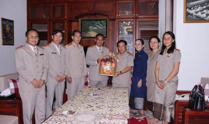 ອະດີດນາຍົກລັດຖະມົນຕີ ແລະ ລັດຖະມົນຕີກະຊວງ ສສກ ອວຍພອນບັນດາອະດີດທ່ານຄູ ເນື່ອງໃນວັນຄູແຫ່ງຊາດ