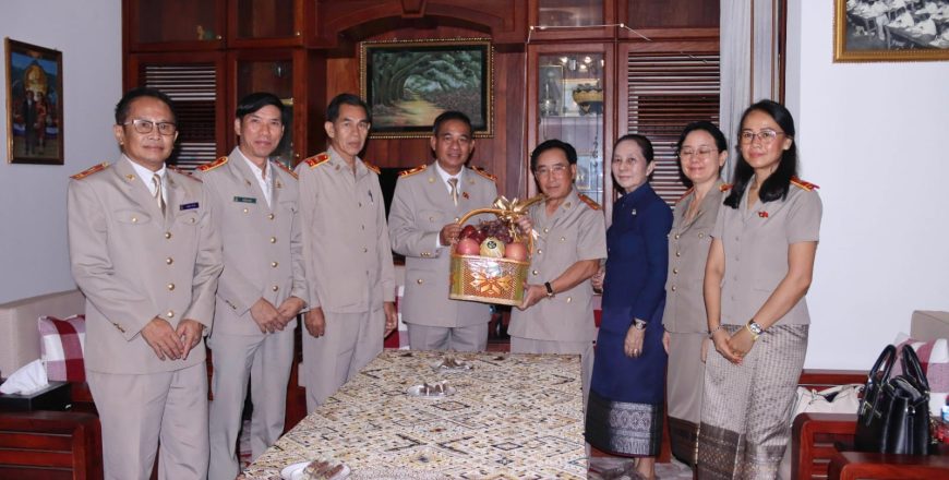 ອະດີດນາຍົກລັດຖະມົນຕີ ແລະ ລັດຖະມົນຕີກະຊວງ ສສກ ອວຍພອນບັນດາອະດີດທ່ານຄູ ເນື່ອງໃນວັນຄູແຫ່ງຊາດ
