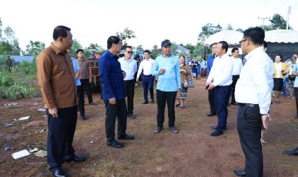 ເຈົ້າຄອງນະຄອນຫລວງວຽງຈັນ ລົງຕິດຕາມ ແລະ ມອບເຄື່ອງຊ່ວຍເຫລືອຜູ້ປະສົບໄພນໍ້າຖ້ວມ