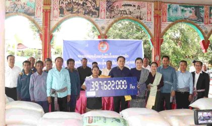 ນາຍົກຮ່ວມມອບເຄື່ອງຊ່ວຍເຫຼືອບັນເທົາທຸກ ຜູ້ປະສົບໄພນໍ້າຖ້ວມ ຢູ່ເມືອງຊະນະສົມບູນ ແຂວງຈໍາປາສັກ