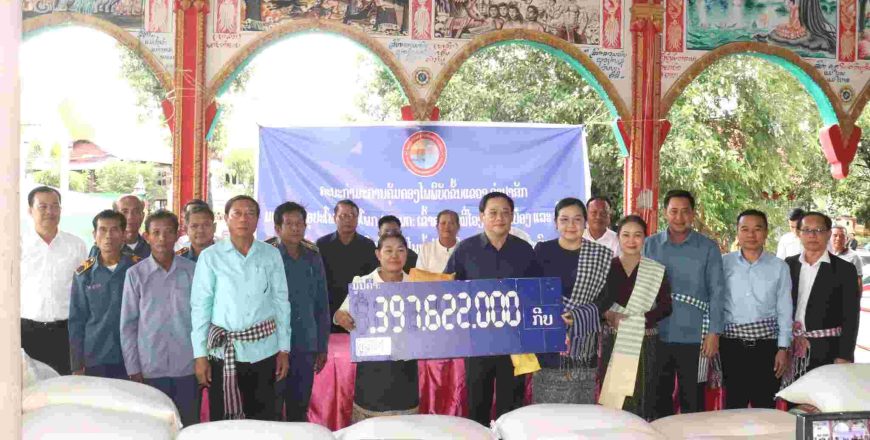 ນາຍົກຮ່ວມມອບເຄື່ອງຊ່ວຍເຫຼືອບັນເທົາທຸກ ຜູ້ປະສົບໄພນໍ້າຖ້ວມ ຢູ່ເມືອງຊະນະສົມບູນ ແຂວງຈໍາປາສັກ