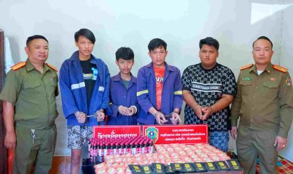 ກັກຕົວ ກຸ່ມໄວລຸ້ນ ຄ້າຂາຍຄໍລາເຈນປະສົມສານເສບຕິດ ພ້ອມຂອງກາງ 149 ຊອງ ແລະ ຊຸດນ້ຳກະທ່ອມຈຳນວນຫລາຍຊຸດ