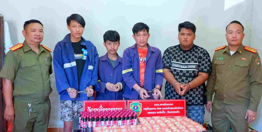 ກັກຕົວ ກຸ່ມໄວລຸ້ນ ຄ້າຂາຍຄໍລາເຈນປະສົມສານເສບຕິດ ພ້ອມຂອງກາງ 149 ຊອງ ແລະ ຊຸດນ້ຳກະທ່ອມຈຳນວນຫລາຍຊຸດ