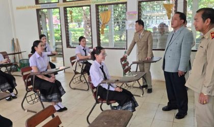 ເຈົ້າແຂວງສະຫວັນນະເຂດໃຫ້ທຶນການສຶກສາແກ່ນັກຮຽນ ມ.7 ຮຽນຕໍ່ສາຍຄູ 547 ຄົນ