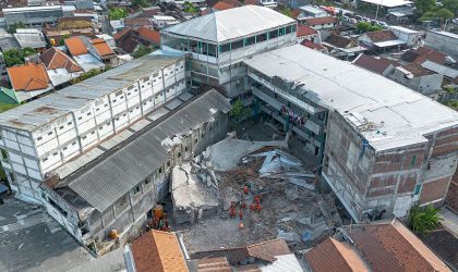 ມີຜູ້ເສຍຊີວິດຫລາຍກວ່າ 50 ຄົນ ຈາກເຫດການອາຄານໂຮງຮຽນຖະຫລົ່ມໃນອິນໂດເນເຊຍ