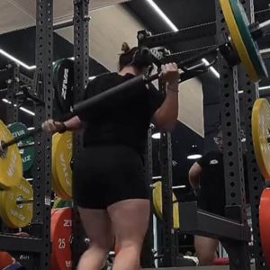 ອຸທາຫອນ! ສາວໄທ ແຊປະສົບການຍົກບາເບວໜັກ 70 ກິໂລ ພາດເຮັດແຂນຊ້າຍຫັກ