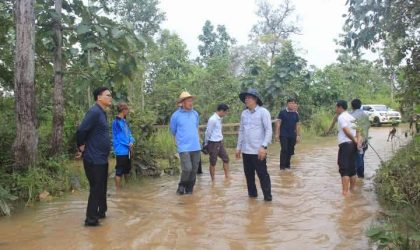 ເຈົ້າແຂວງອັດຕະປື ກວດກາສະພາບຜົນກະທັບ ຈາກໄພນ້ຳຖ້ວມ